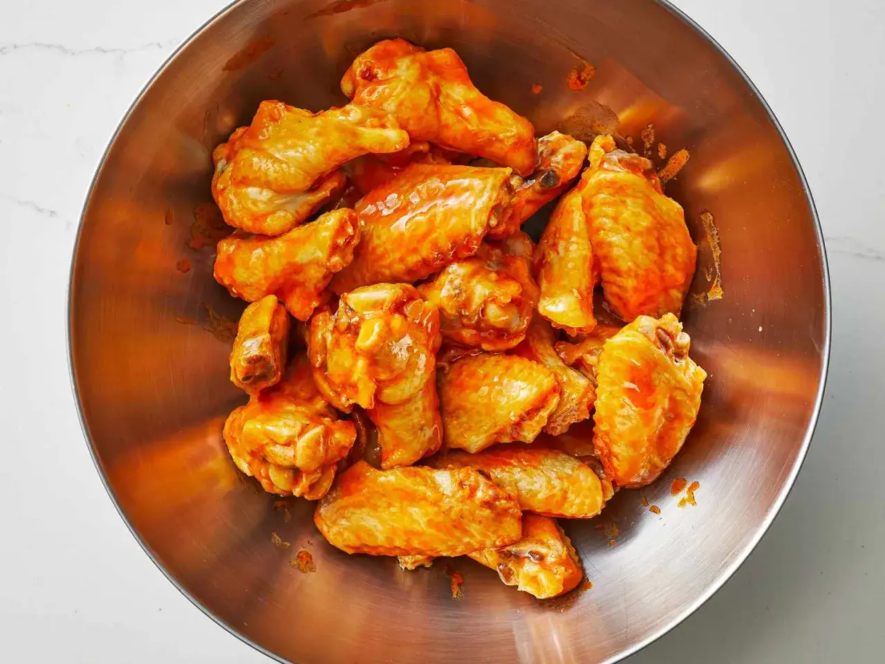 Sch&uuml;ssel voller saftiger H&auml;hnchenfl&uuml;gel, &uuml;berzogen mit leckerer, w&uuml;rziger buffalo sauce.
