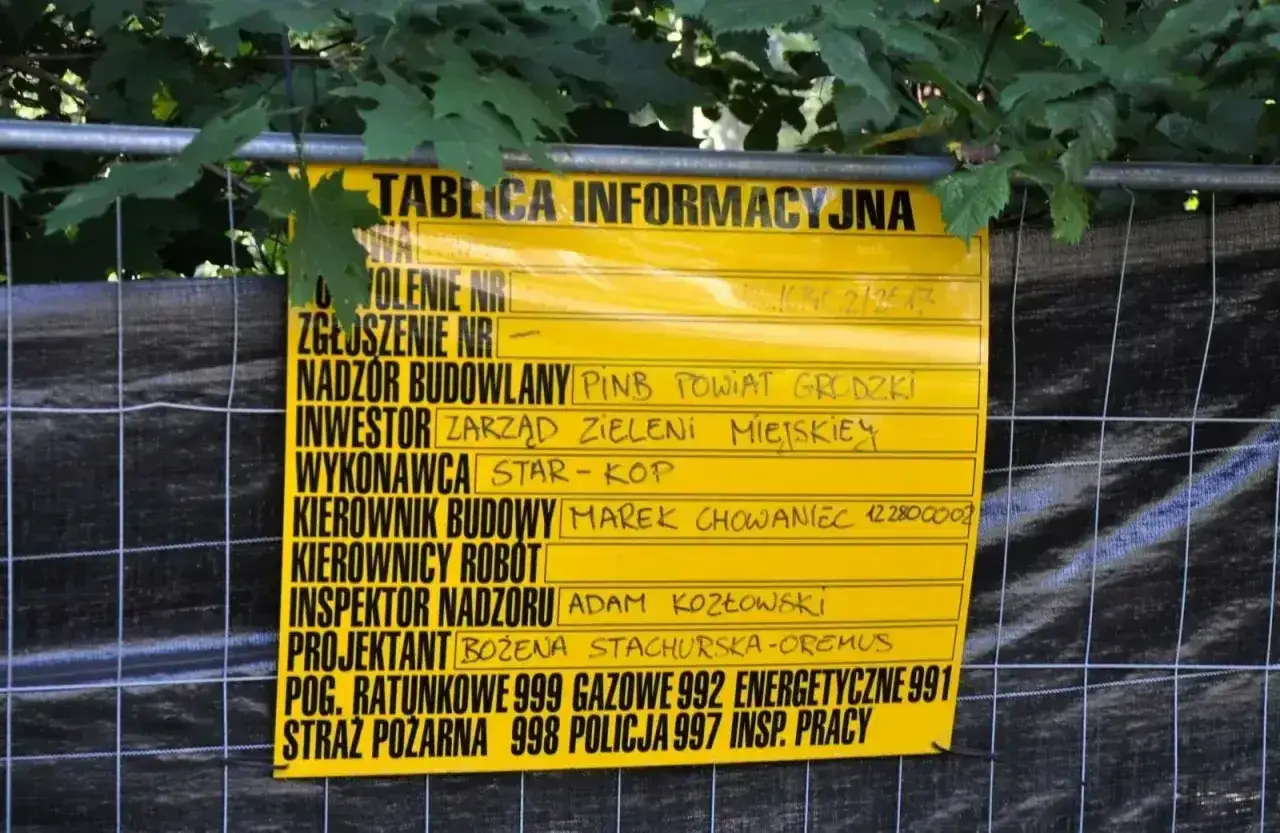 Tablica informacyjna na budowie. Mam pozwolenie na budowę, co dalej? Widoczne dane inwestora, wykonawcy i kierownika budowy.