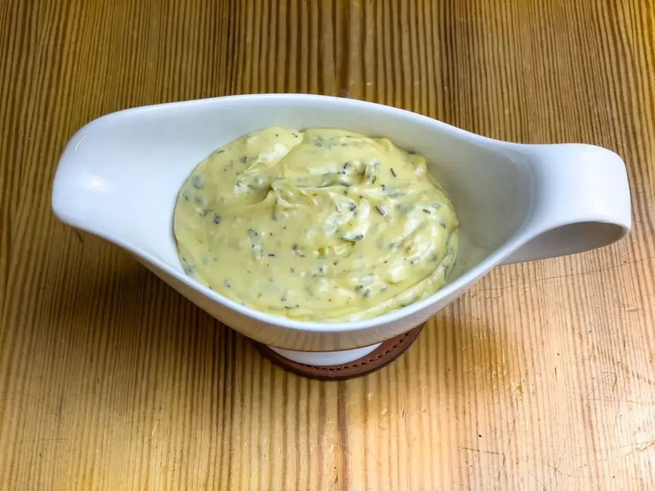 Krämig bearnaisesås i vit såssnip, redo att serveras. Ett perfekt bearnaisesås recept för alla tillfällen.