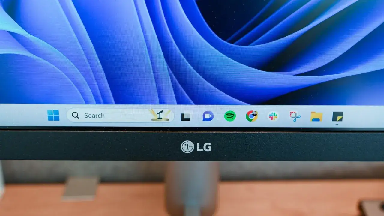 LG-Monitor mit Windows 11-Taskleiste. Suche nach 