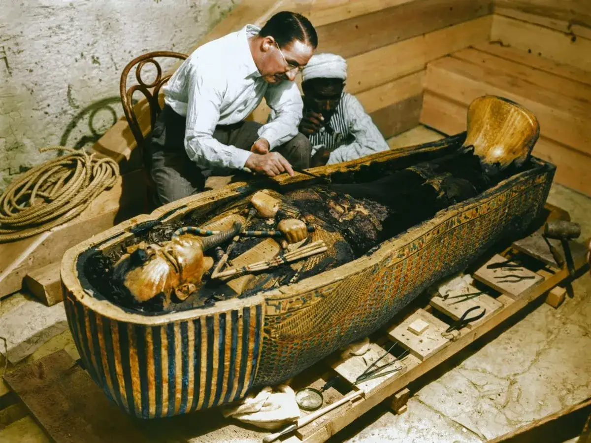 Découverte du tombeau de Toutânkhamon : des archéologues examinent le sarcophage orné.
