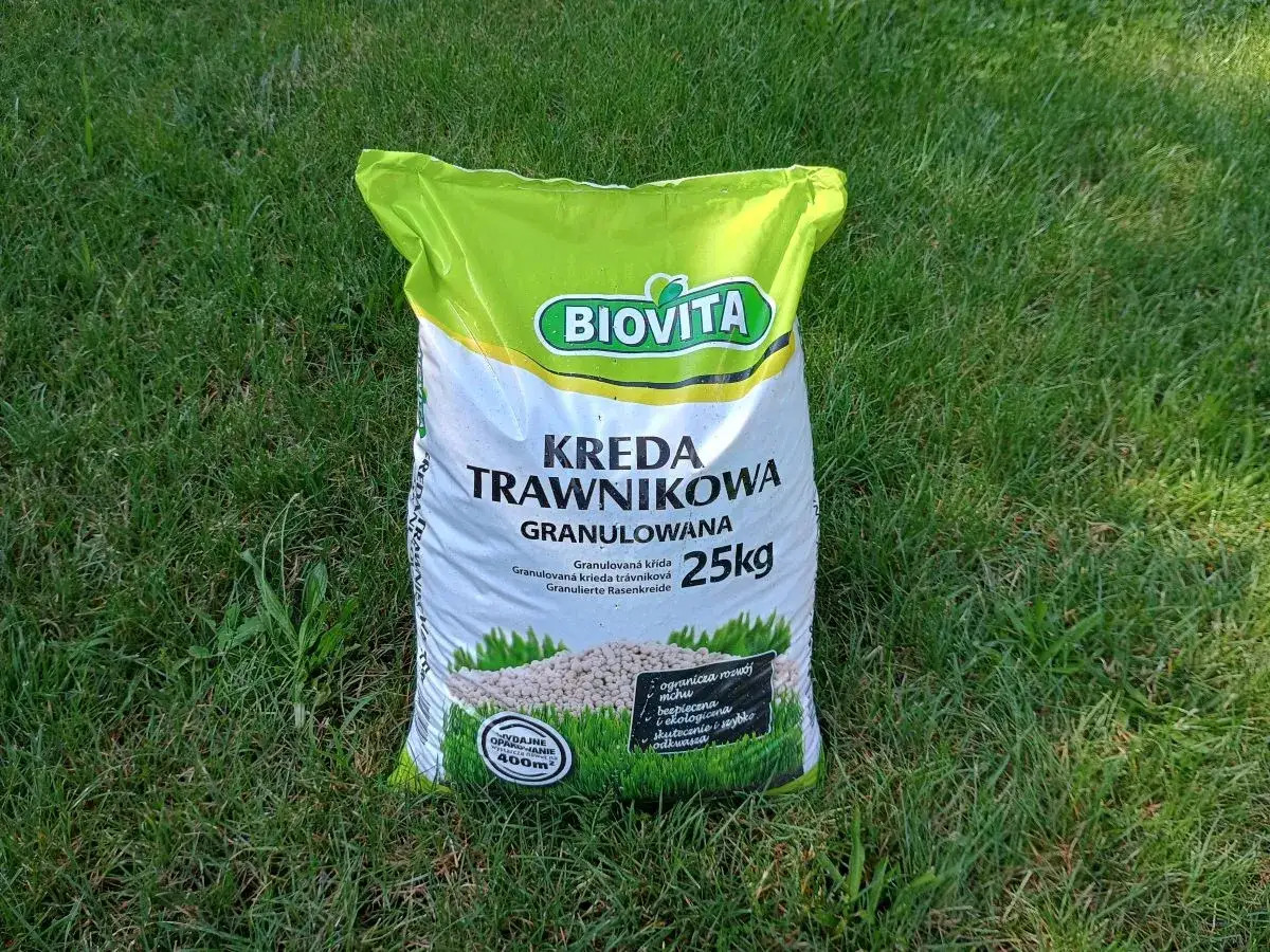 Worek nawozów mineralnych Biovita Kreda Trawwnikowa Granulowana 25kg, idealny do pielęgnacji trawnika.