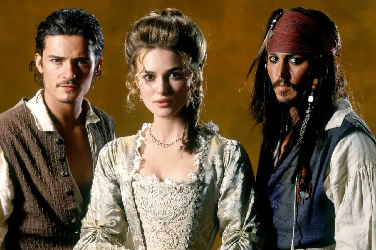 Will Turner, Elizabeth Swann och Jack Sparrow, en del av rollistan i Pirates of the Caribbean, poserar f&ouml;r en bild.