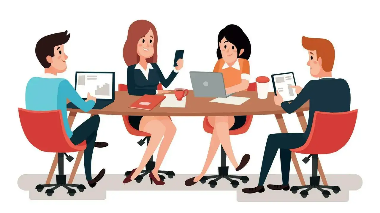 Equipo colaborando en una mesa, con laptops y tabletas, para lograr reuniones efectivas.
