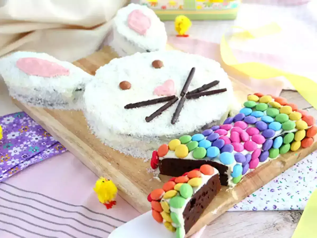 Torta coniglietto di compleanno, decorata con cocco e caramelle color arcobaleno. Perfetta per una festa speciale!
