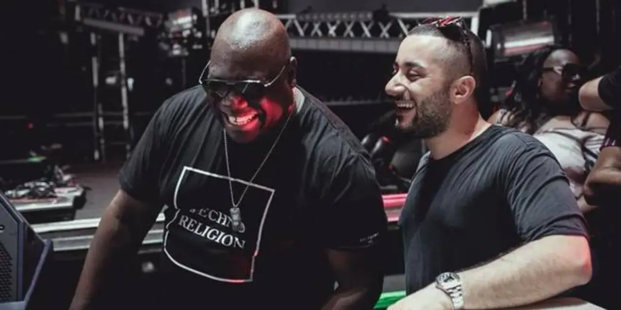 Carl Cox e Joseph Capriati ridono sul palco, un momento di pura gioia techno.