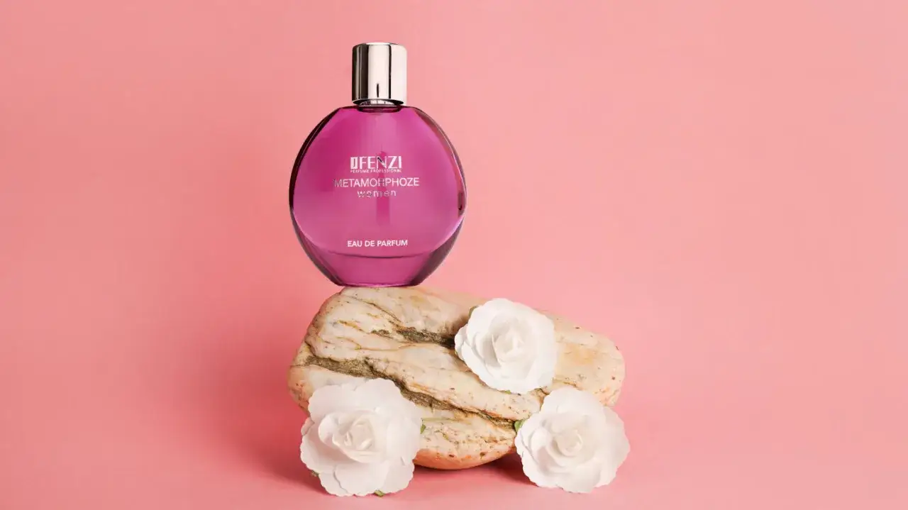 Elegancka butelka r&oacute;żowych perfum 