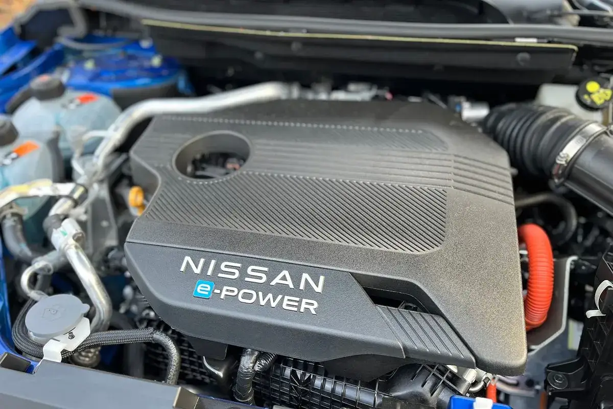 Silnik e-POWER w Nissan Qashqai 2016. Widoczna osłona silnika z logo NISSAN e-POWER.