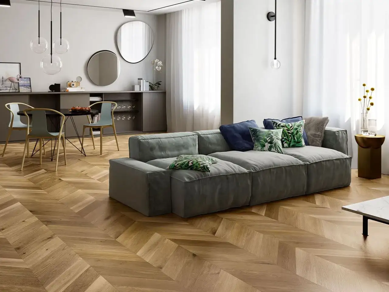 Elegante soggiorno con divano grigio e un bellissimo **parke pavimento** a spina di pesce.