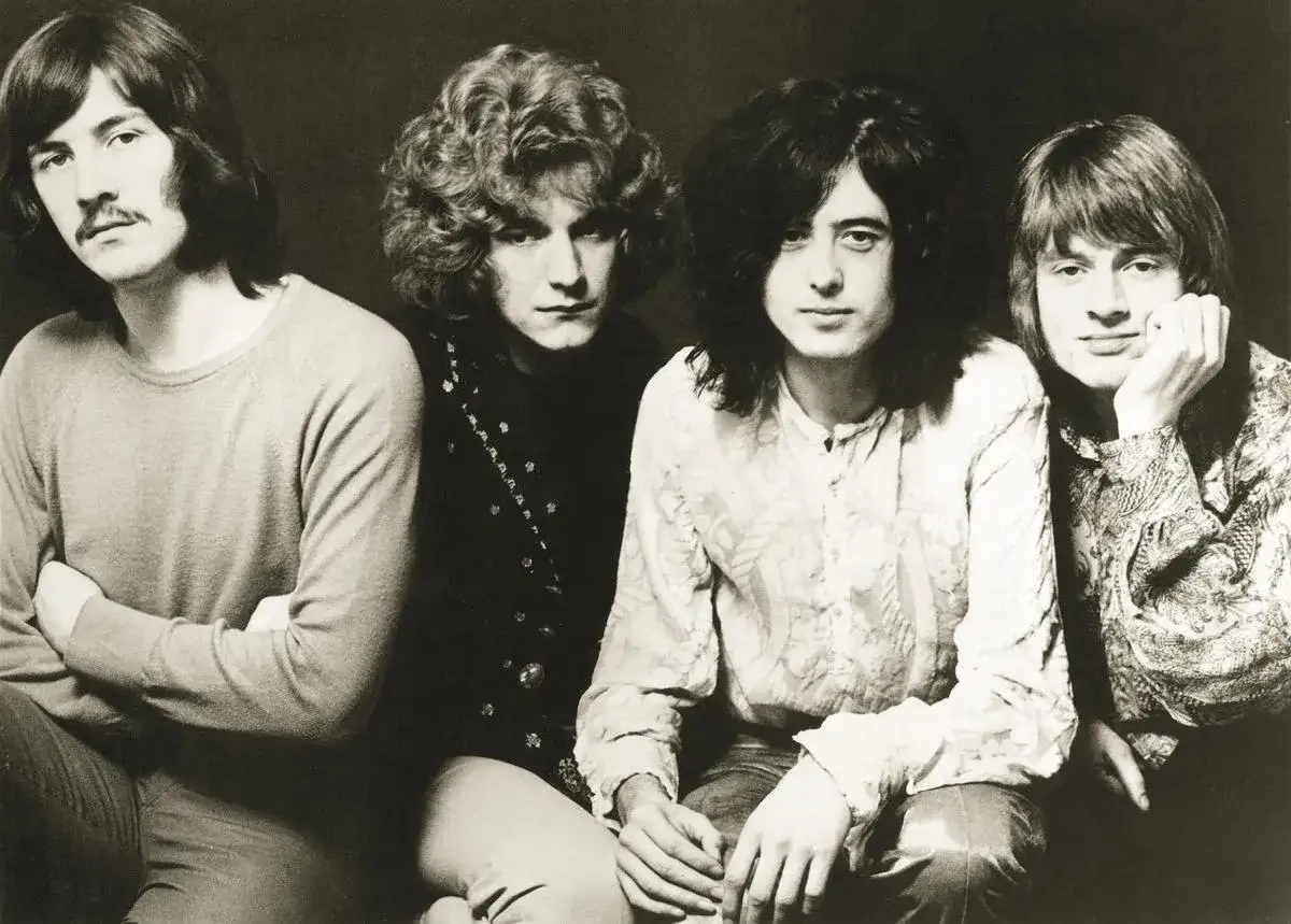 Czterech członków zespołu Led Zeppelin pozuje do klasycznego portretu.