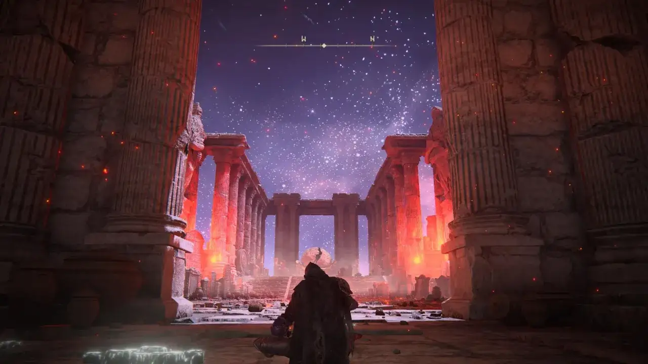 Un guerrero se enfrenta a la imponente arquitectura de Mohg, Lord of Blood, en Elden Ring, bajo un cielo estrellado y llamas rojas.