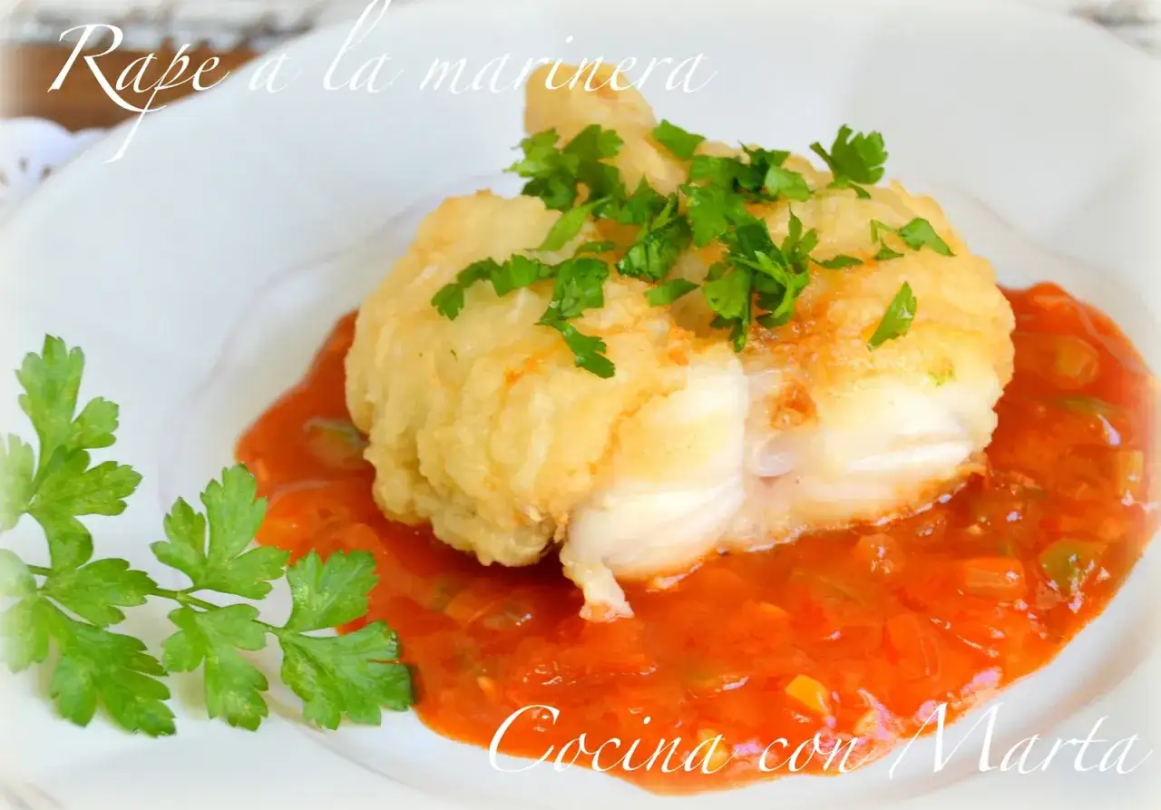 Rape a la marinera, un plato delicioso con pescado rebozado sobre salsa de tomate y pimientos, decorado con perejil fresco.