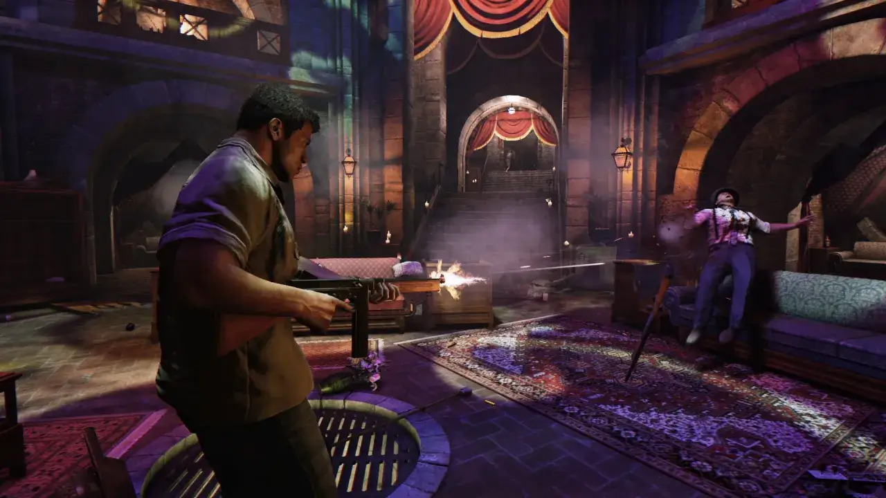 Un hombre dispara un subfusil en un salón lujoso, mientras otro cae herido. Escena de acción de Mafia 3.