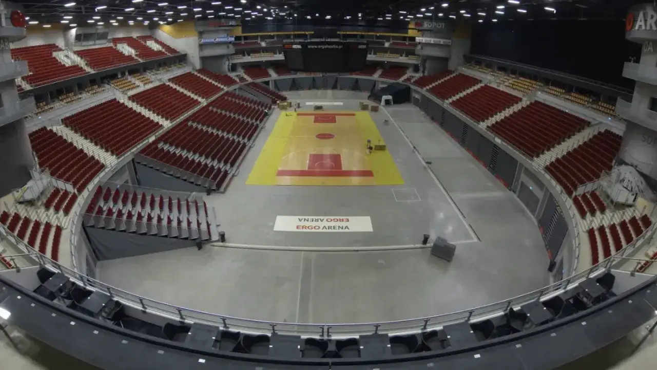 Pusta Ergo Arena, gotowa na przyjęcie tysięcy kibiców. Jej imponująca pojemność robi wrażenie.