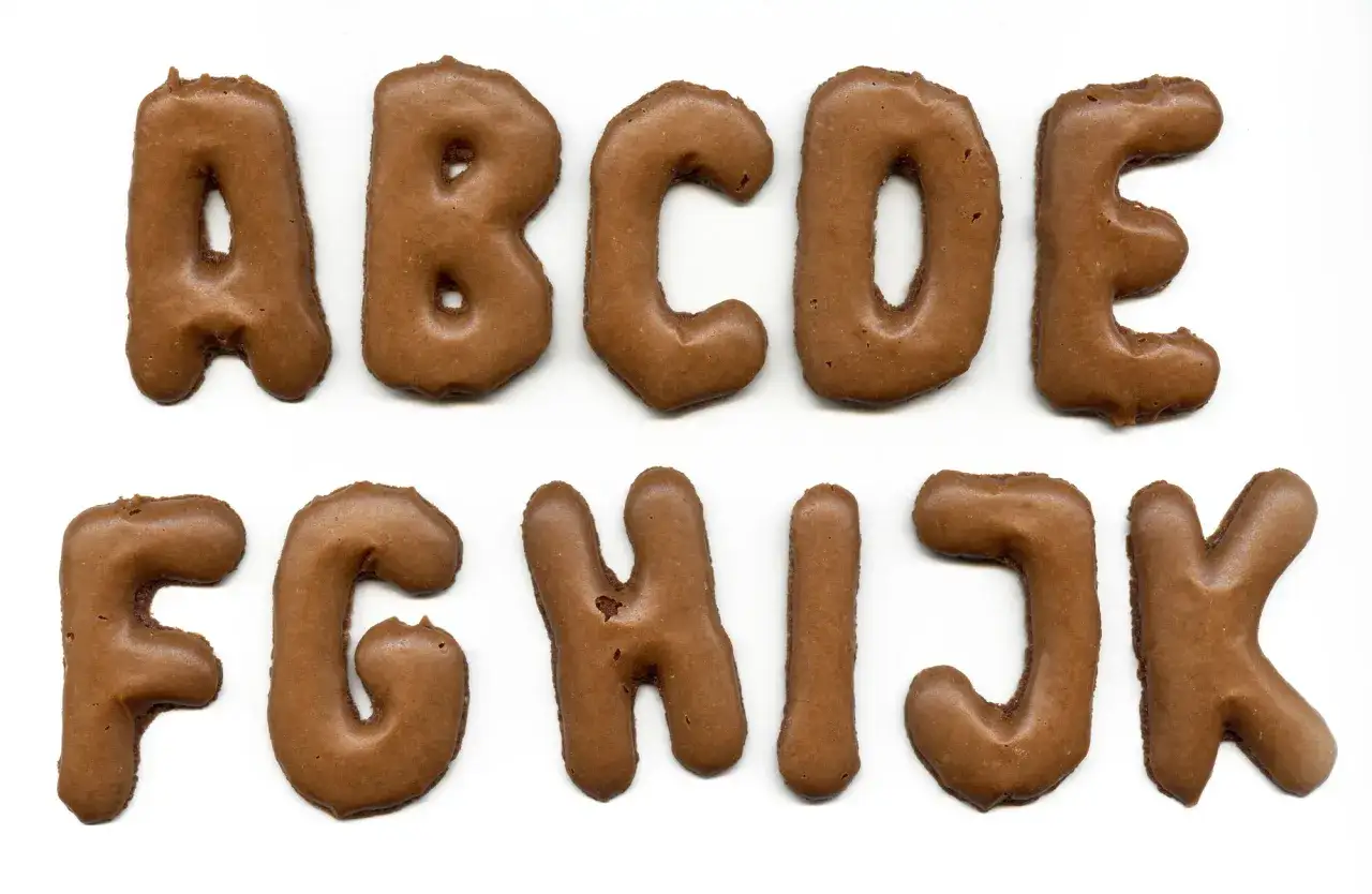Braune Buchstabenkekse, die das Alphabet bilden. Ein leckeres russisch brot rezept f&uuml;r jeden Anlass.