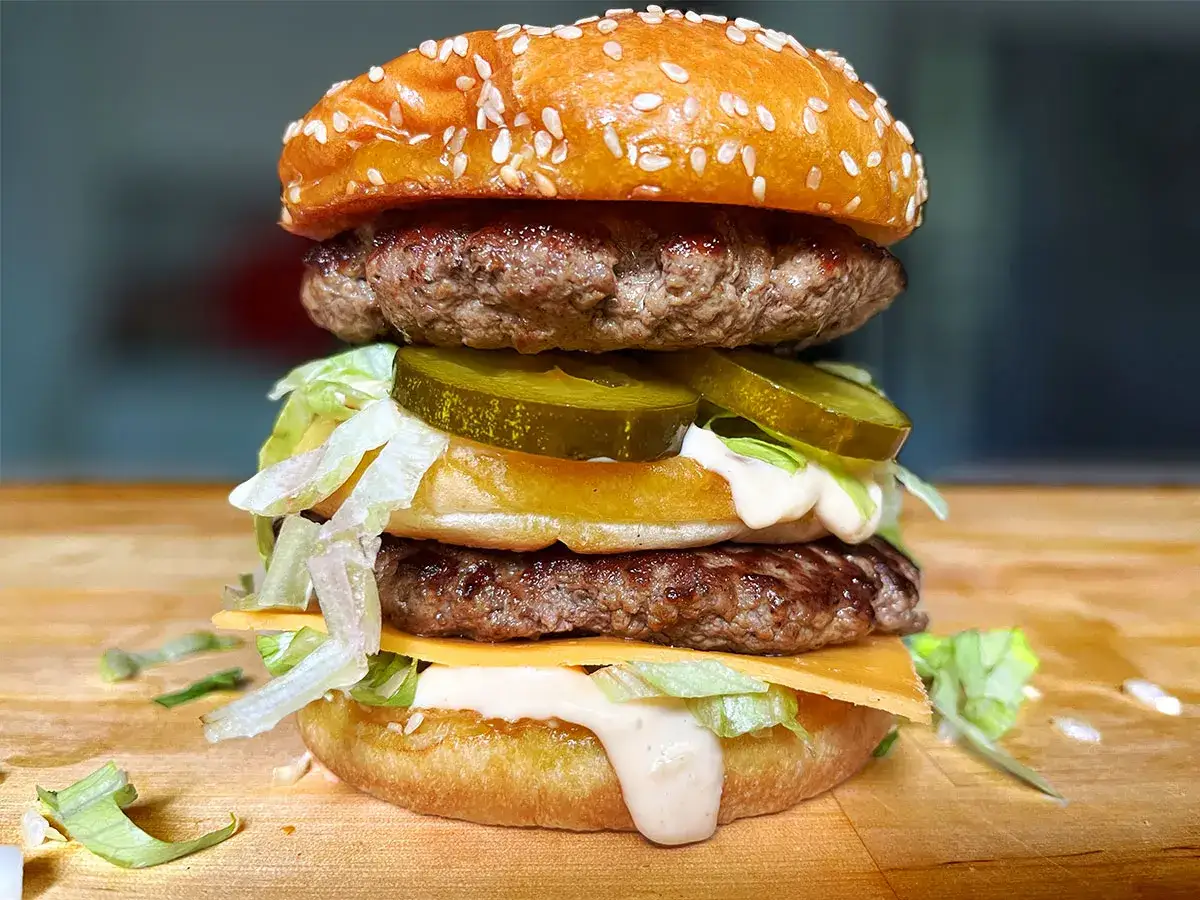 Un g&eacute;n&eacute;reux burger double avec sa sauce Big Mac cr&eacute;meuse, des cornichons acidul&eacute;s et du fromage fondant. Un d&eacute;lice !