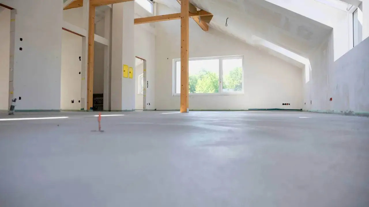Nowe wnętrze z widoczną wylewką betonową. Sprawdzamy wylewka betonowa cena za m2 robocizny bez materiału.