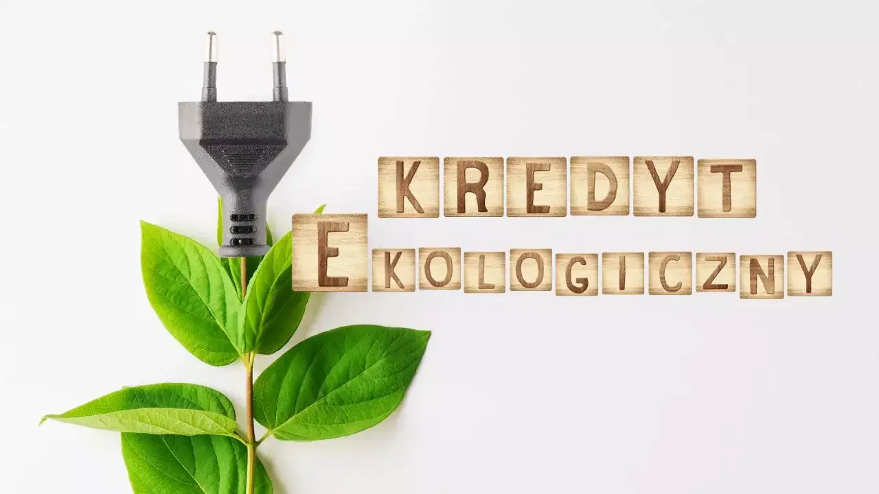 Wtyczka elektryczna wyrasta z zielonych liści, obok drewniane klocki z napisem
