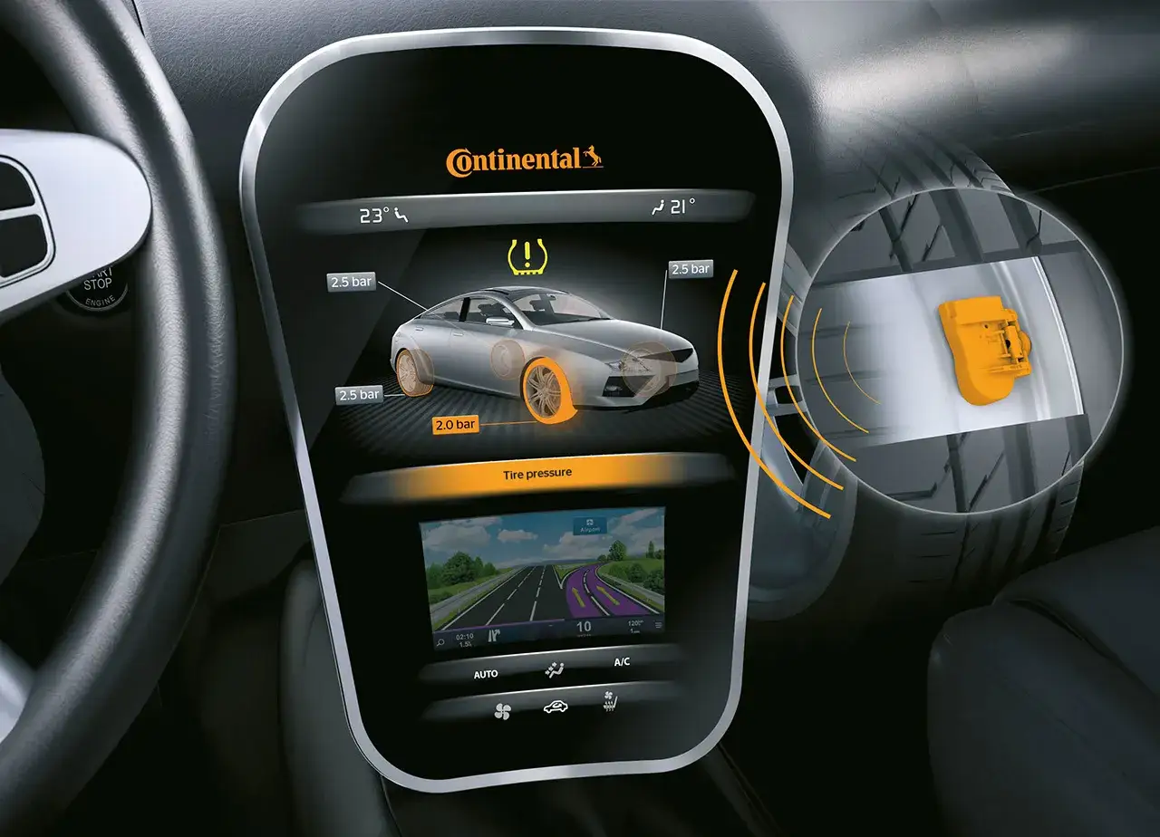 Schermo auto con indicazione della tabella pressione pneumatici Continental: un pneumatico ha 2.0 bar, gli altri 2.5 bar.