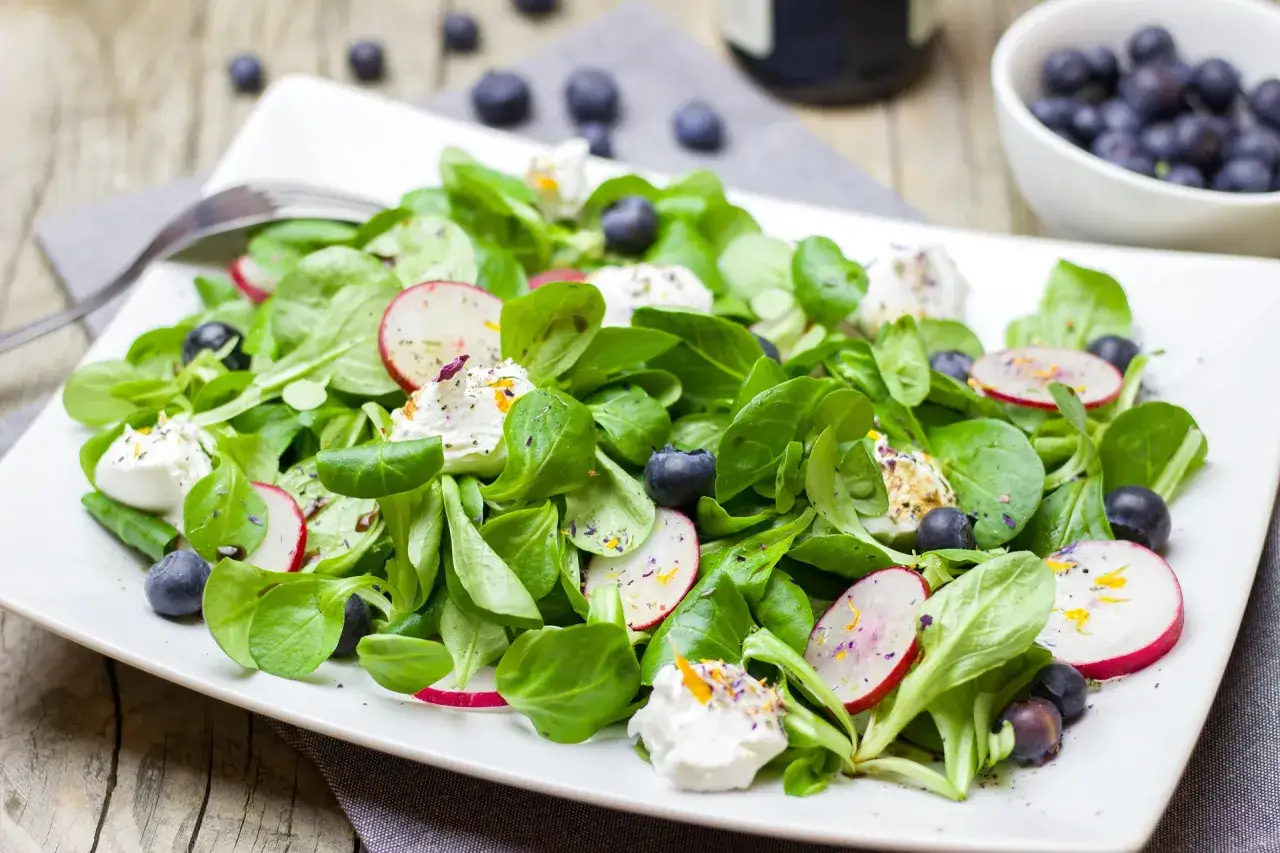 Une id&eacute;e de quoi mettre dans une salade verte : feuilles croquantes, radis, myrtilles et fromage frais. D&eacute;licieux et color&eacute; !