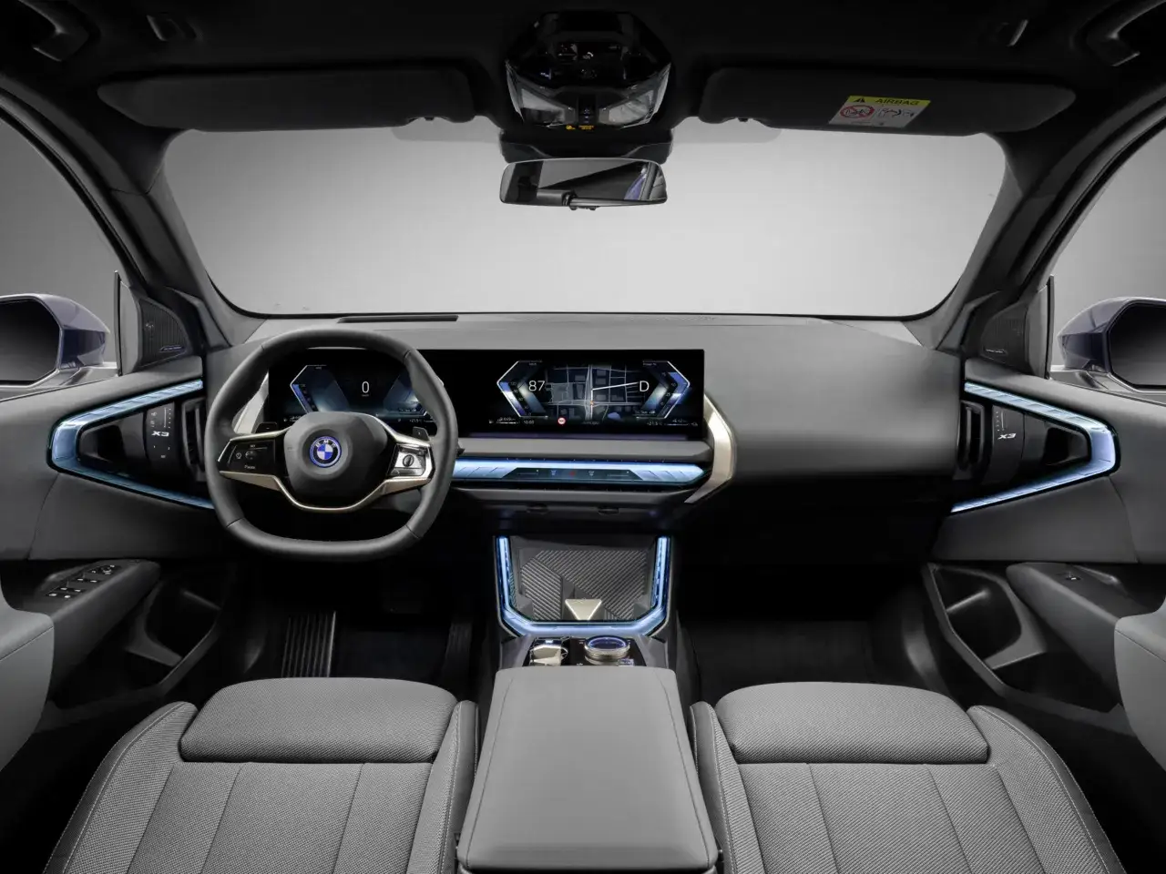 Wnętrze BMW X3 2025: nowoczesna deska rozdzielcza z dużym ekranem, kierownica i komfortowe fotele.