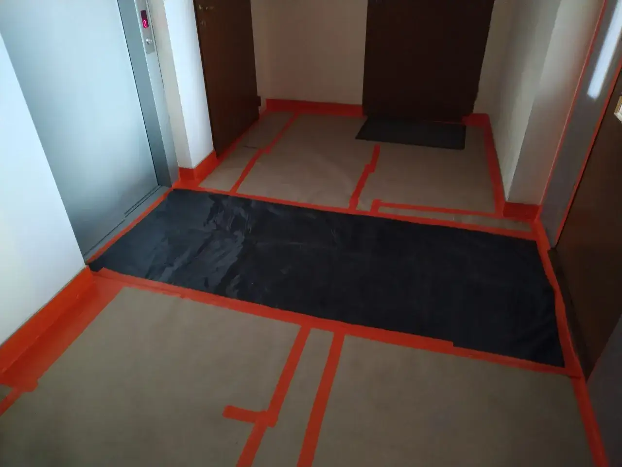 różne materiały do zabezpieczania podłogi przed malowaniem