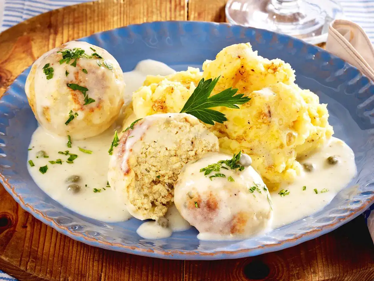 Herzhafte Kl&ouml;&szlig;e mit cremiger So&szlig;e und Kartoffelp&uuml;ree &ndash; einfache Rezepte vegetarisch, die jeden begeistern.