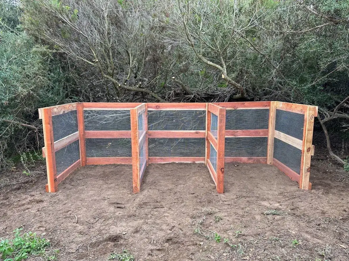 Structure en bois et grillage pour fabriquer un composteur &agrave; trois compartiments, pr&ecirc;t &agrave; &ecirc;tre rempli de d&eacute;chets organiques.
