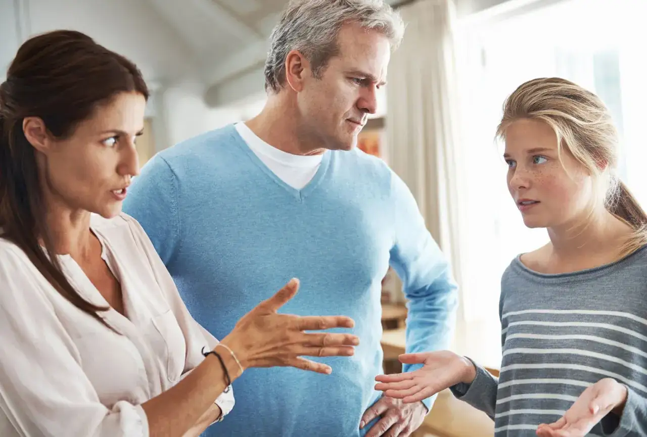 Familienstreit: Mutter, Vater und Tochter diskutieren hitzig. Die Frage