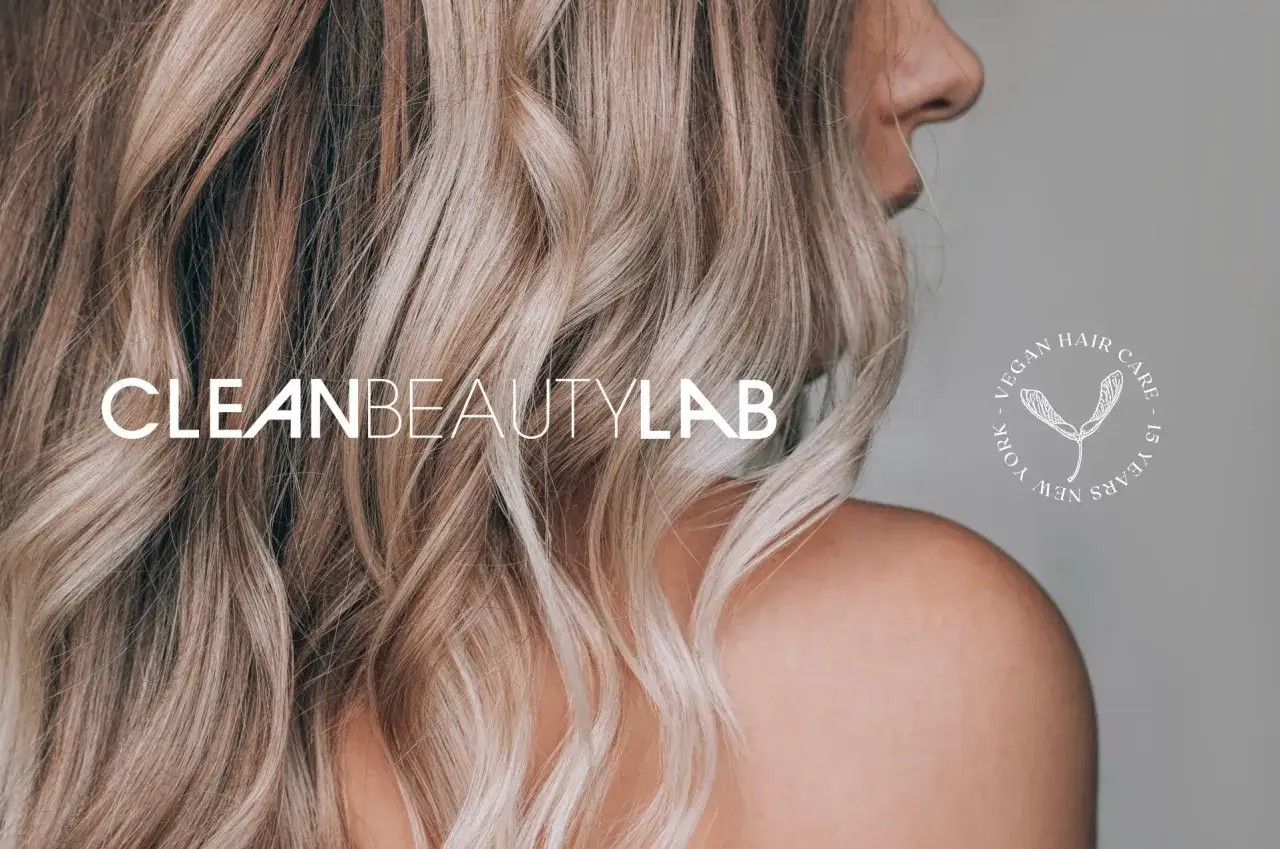 Blondes Haar, das mit **veganer Haarfarbe** gef&auml;rbt wurde, mit dem Schriftzug 