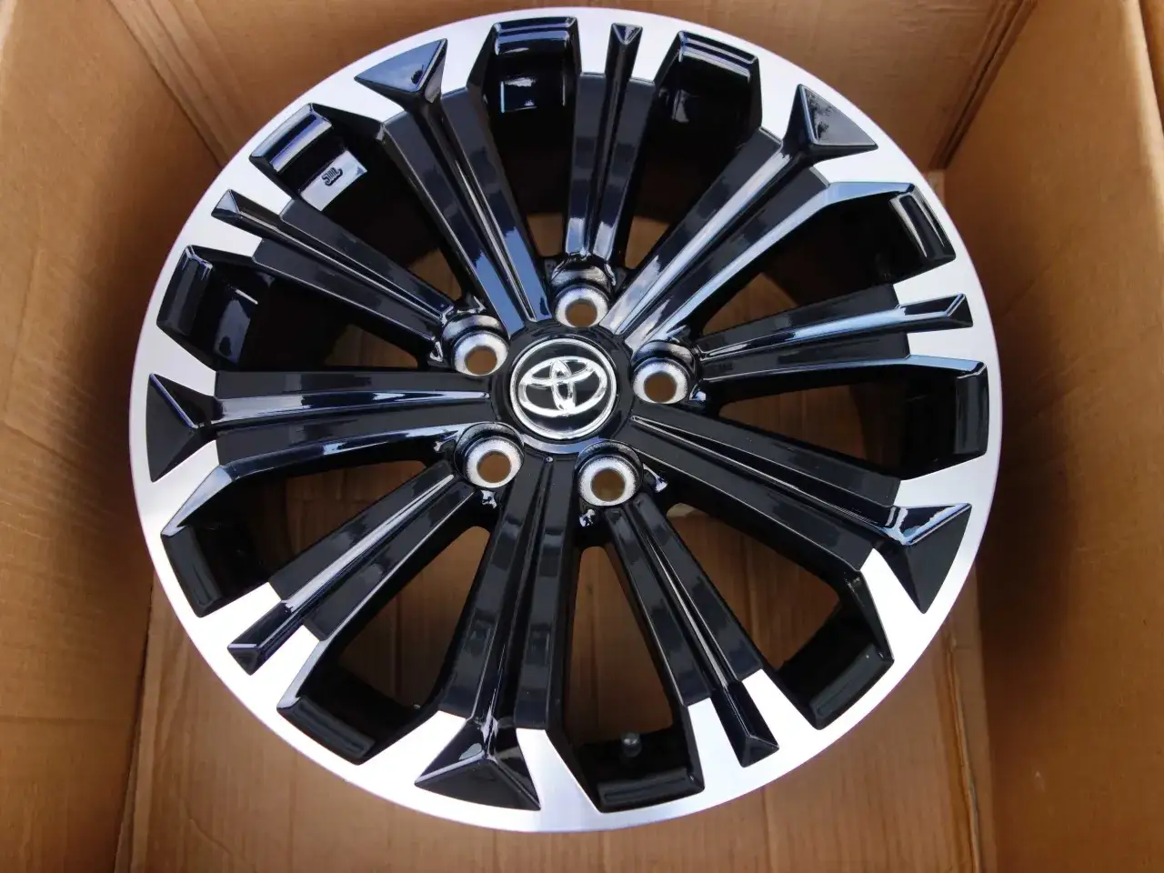 Felga do Toyota Corolla GR Sport, czarna z polerowanymi akcentami, gotowa do montażu.