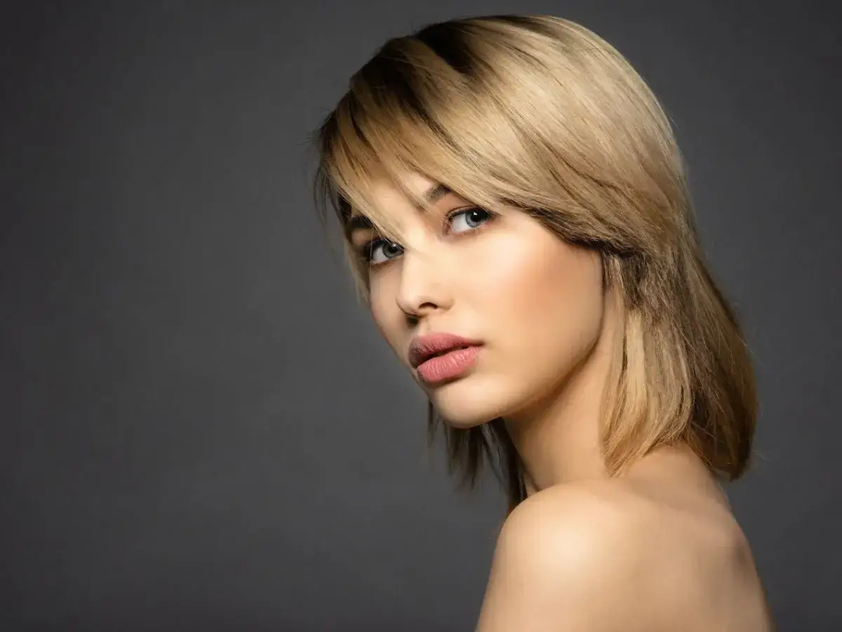 Modelka prezentuje subtelne rodzaje cieniowania włos&oacute;w, tworząc efekt głębi i blasku.