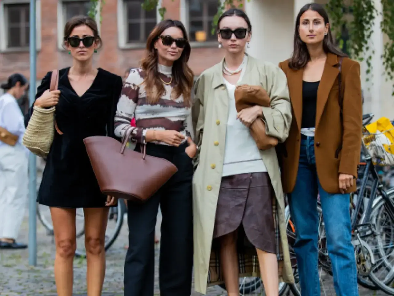 Cuatro mujeres con estilo, cada una con un look único, muestran inspiración para un fondo de armario mujer.