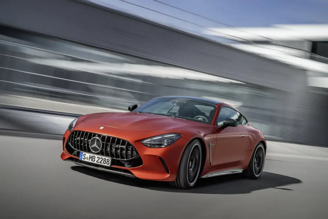Pomarańczowy Mercedes-AMG GT 63 S w ruchu. Sprawdź aktualną mercedes amg gt63s cena i poczuj moc.