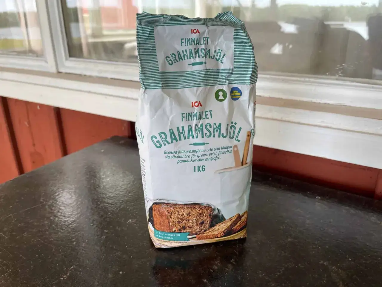 En påse ICA Finmalet Grahamssmjöl, perfekt för att baka rustika bröd och fiberrika pannkakor.