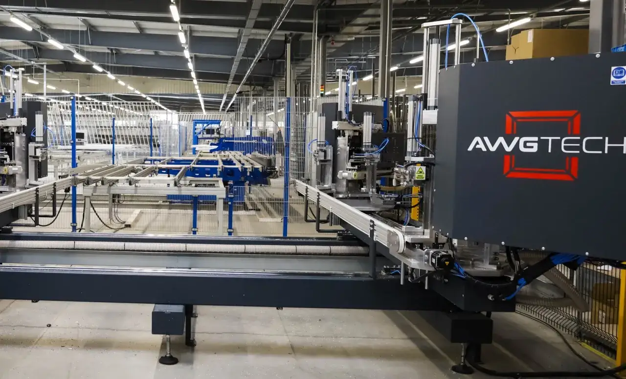 Nowoczesna linia produkcyjna okien z maszynami AWGTECH. Automatyzacja proces&oacute;w zapewnia precyzję i wydajność.