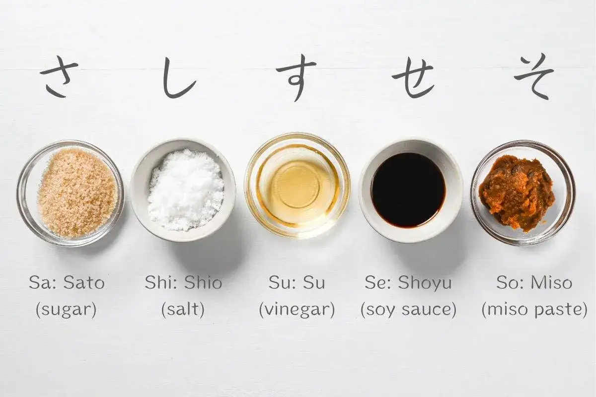 Fem skålar med japanska kryddor: socker, salt, vinäger, sojasås och misopasta. En del av en mirin fu-marinad.