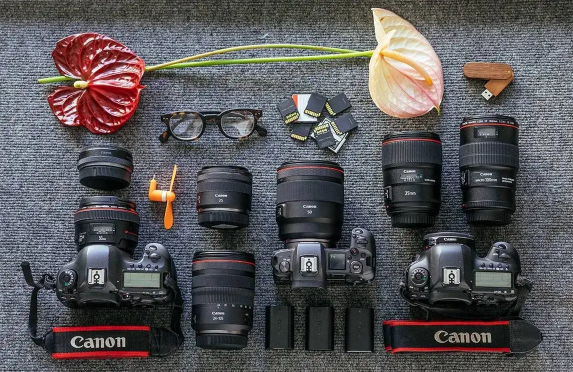 lustrzanki Canon różne modele na stole