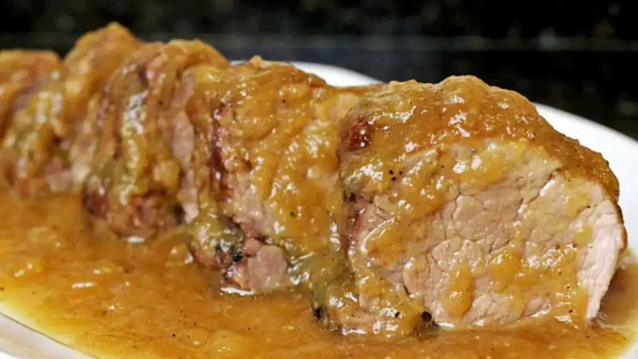 Lomo en salsa, jugoso y tierno, bañado en una deliciosa salsa dorada. Un plato principal que invita a disfrutar.