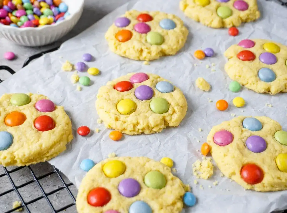 Bunte Kekse mit Smarties, perfekt zum Kekse backen mit Kindern. Ein s&uuml;&szlig;er Genuss f&uuml;r Gro&szlig; und Klein.
