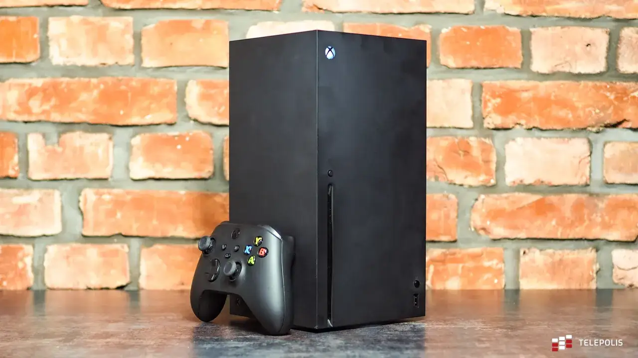 Czarna konsola Xbox Series X i kontroler na tle ceglanej ściany. Poznaj jej kompaktowe xbox series x wymiary.