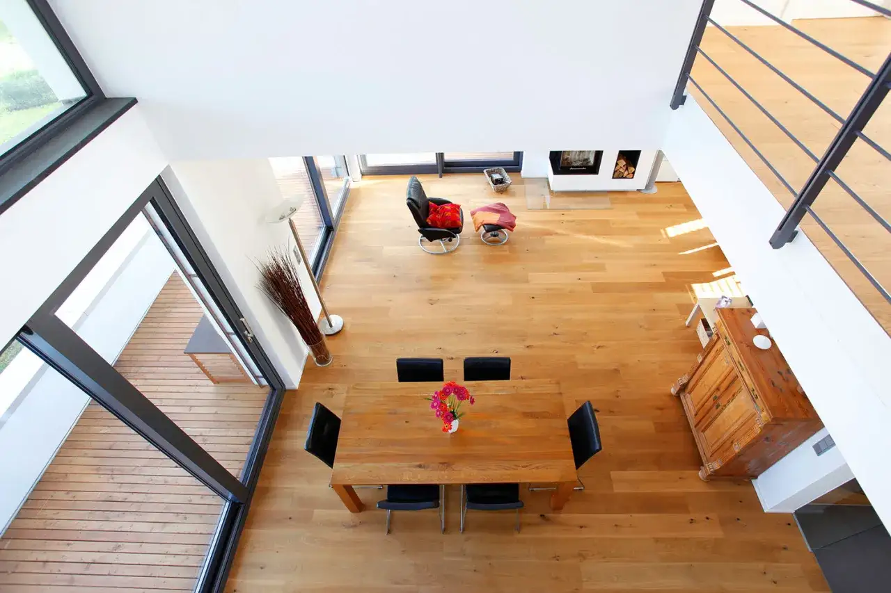 Ein modernes split level haus mit Holzboden, Essbereich, Kamin und Treppe.