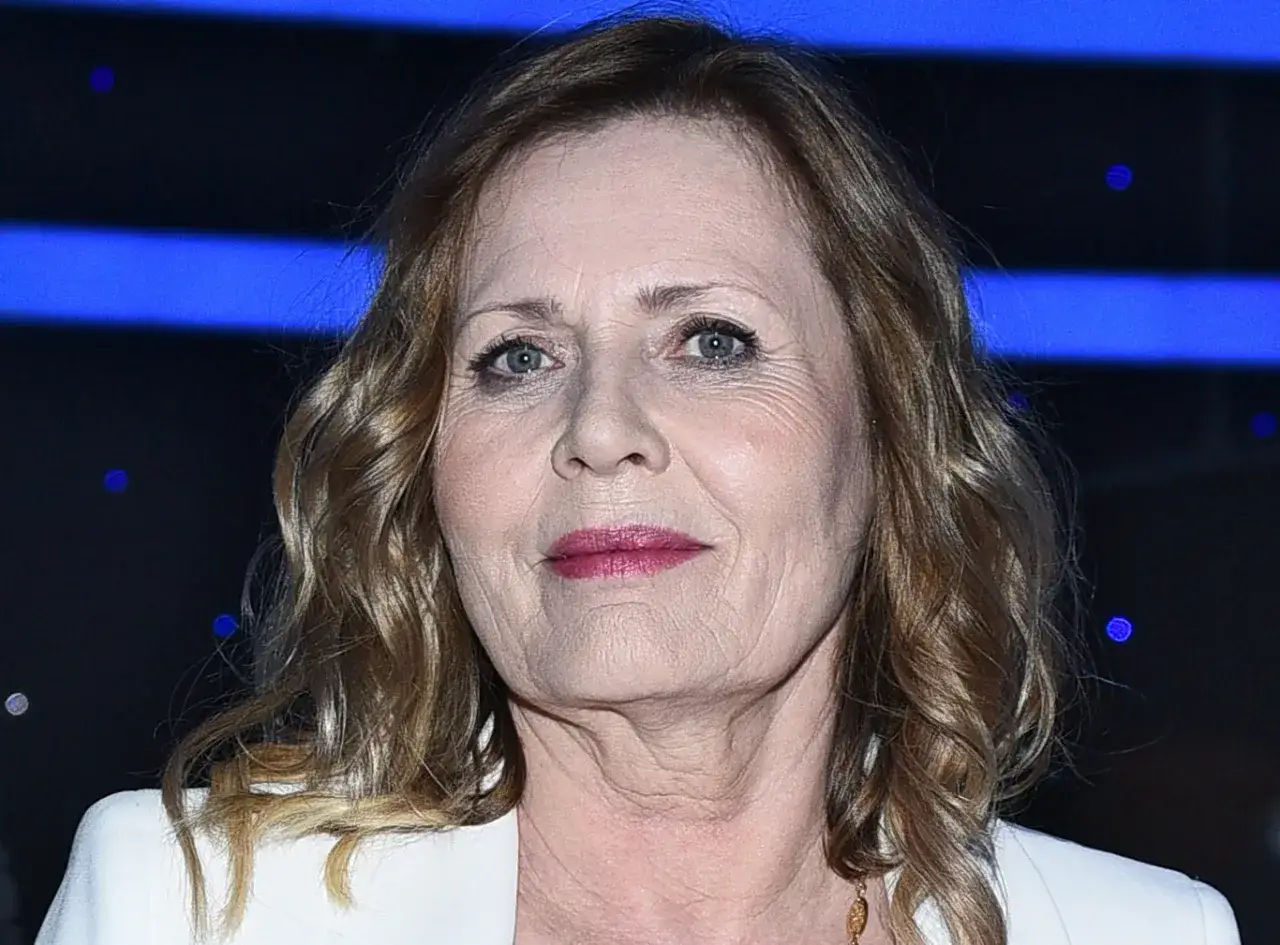 Grażyna Szapołowska, elegancka aktorka, w białej marynarce. Wiek to tylko liczba, a jej uroda wciąż zachwyca.