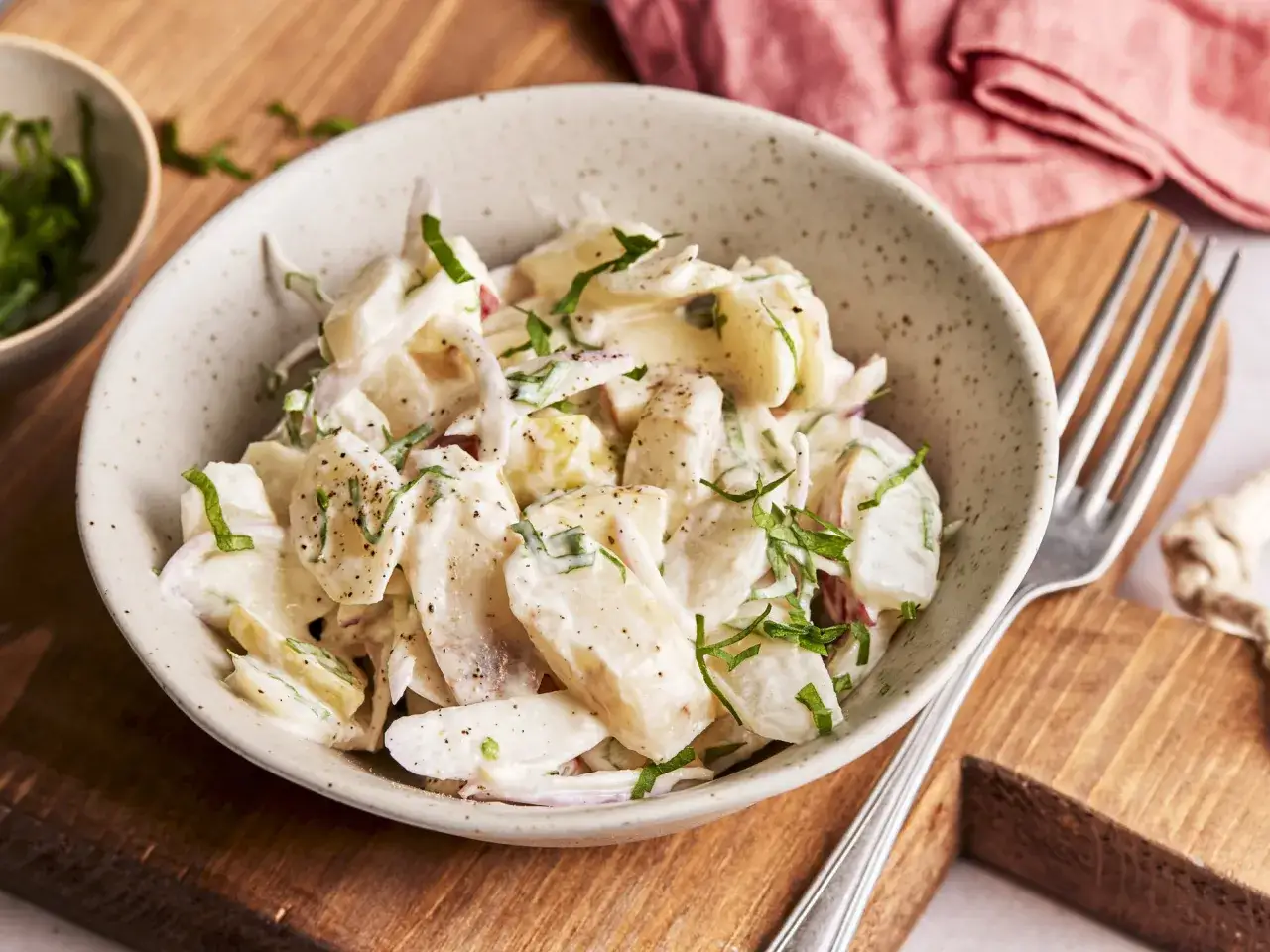 Cremiger Schwarzwurzelsalat aus dem Glas, garniert mit frischen Kräutern und verfeinert mit Pfeffer. Ein Genuss für zwischendurch.