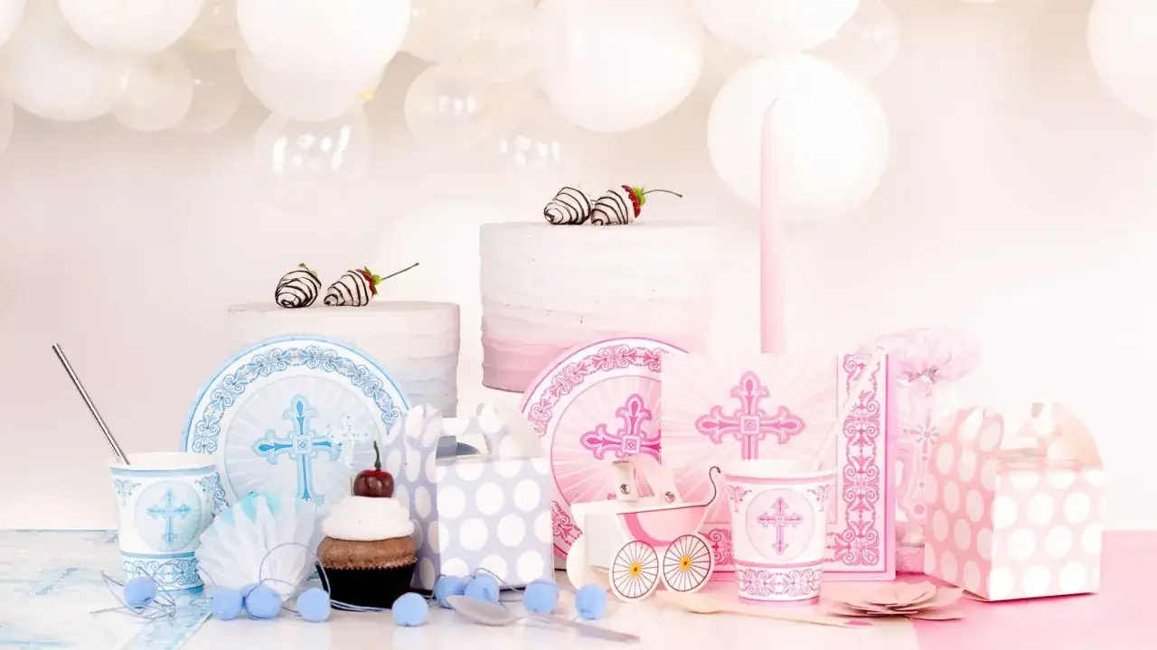 Uroczy zestaw na chrzciny dziecka: torty, babeczka, balony i dekoracje z krzyżami.