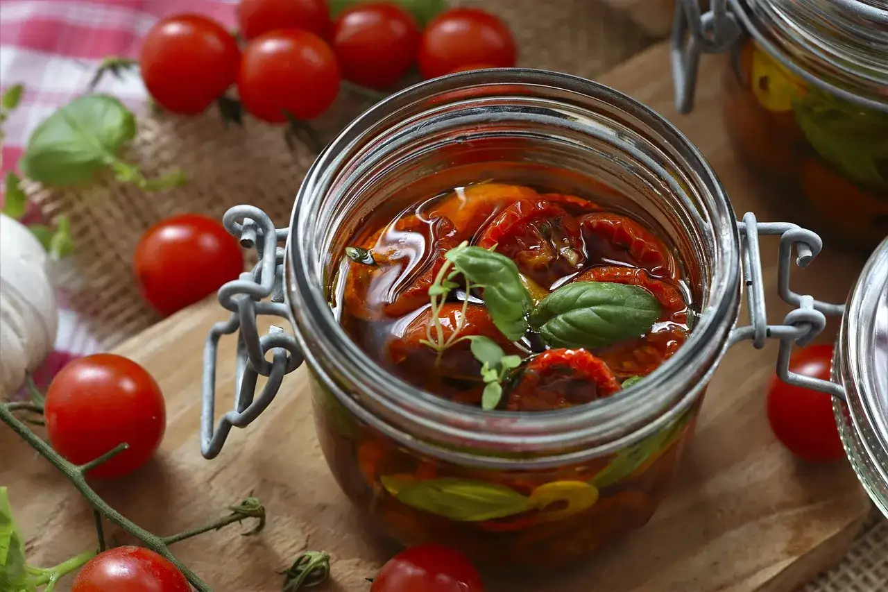 Sonnengetrocknete Tomaten in Öl, mit frischem Basilikum und Kräutern. Ein kleiner Fehler beim einkochen, aber trotzdem köstlich!