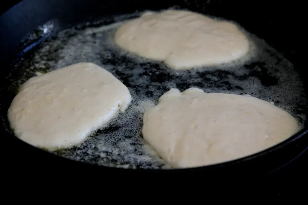 Tre krabbelurer steks i en gjutj&auml;rnspanna. Ett perfekt krabbelurer recept f&ouml;r en mysig frukost.