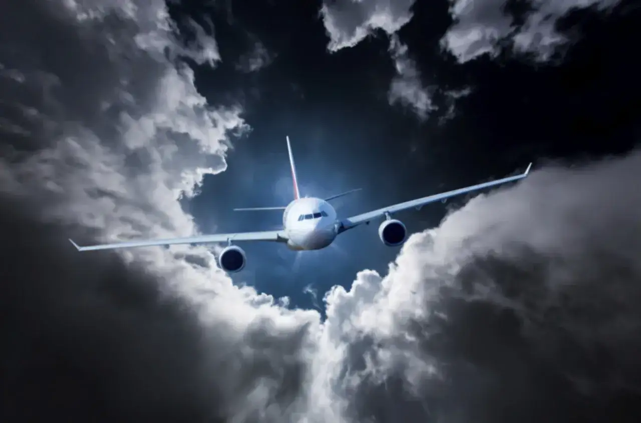Flygplan kämpar sig fram genom mörk, stormig himmel. Kraftig turbulens flyg gör resan dramatisk.