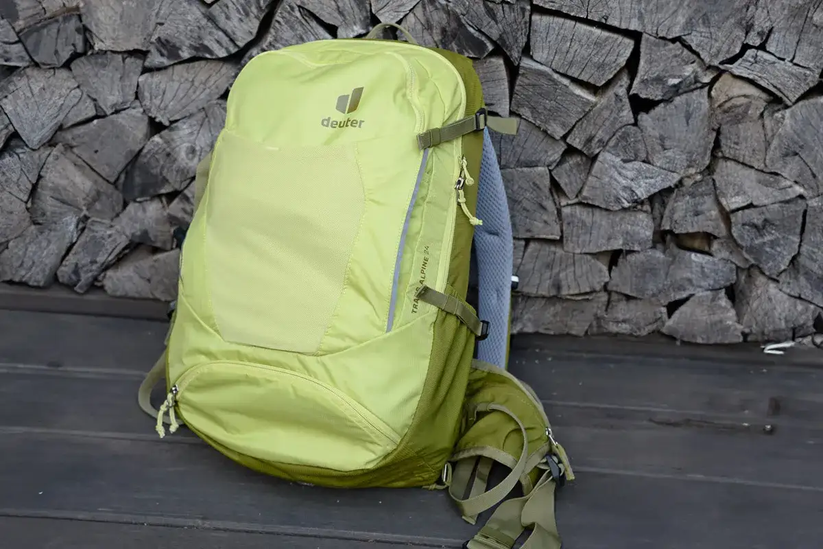 Deuter Trans Alpine 24 Rucksack im Test. Ein leichter, gelbgrüner Rucksack mit vielen Fächern, bereit für jedes Abenteuer.
