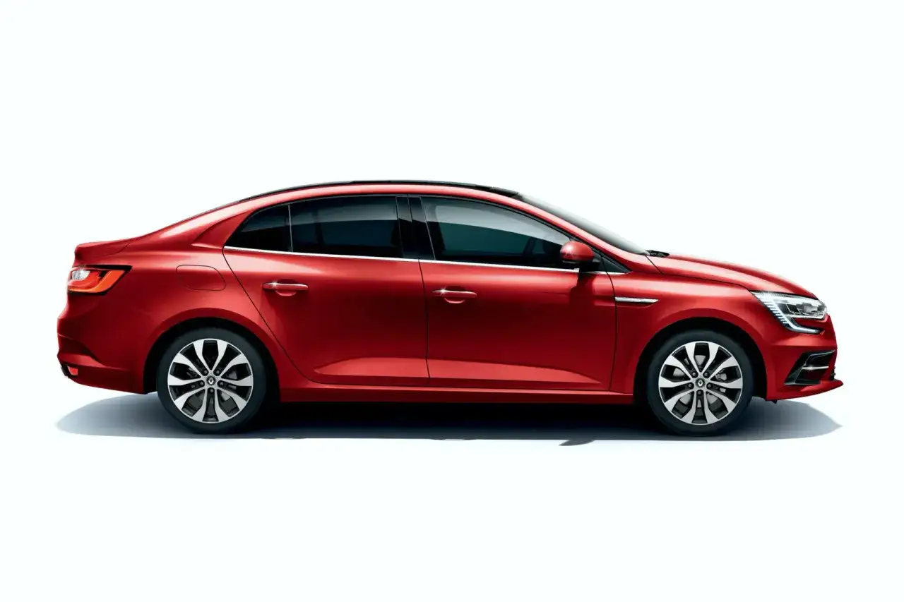 Elegancki, czerwony Renault Megane Sedan na białym tle.